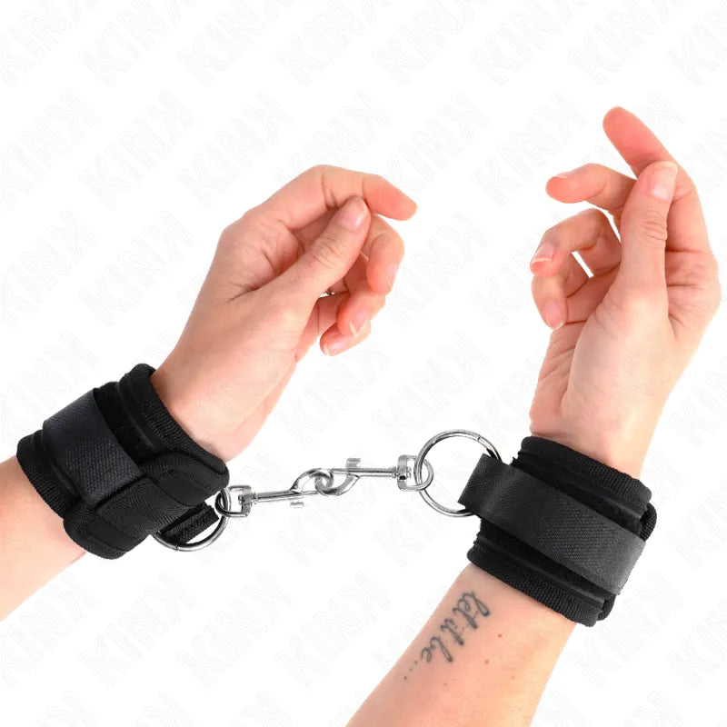 Bracelets BDSM noirs en cuir végétalien avec boucles métalliques, ajustables et hypoallergéniques pour confort et sécurité.