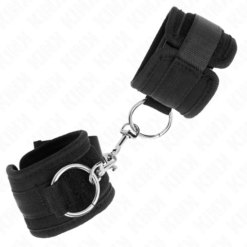 Bracelets BDSM noirs en cuir végétalien avec boucles métalliques, hypoallergéniques, ajustables, élégants et durables.