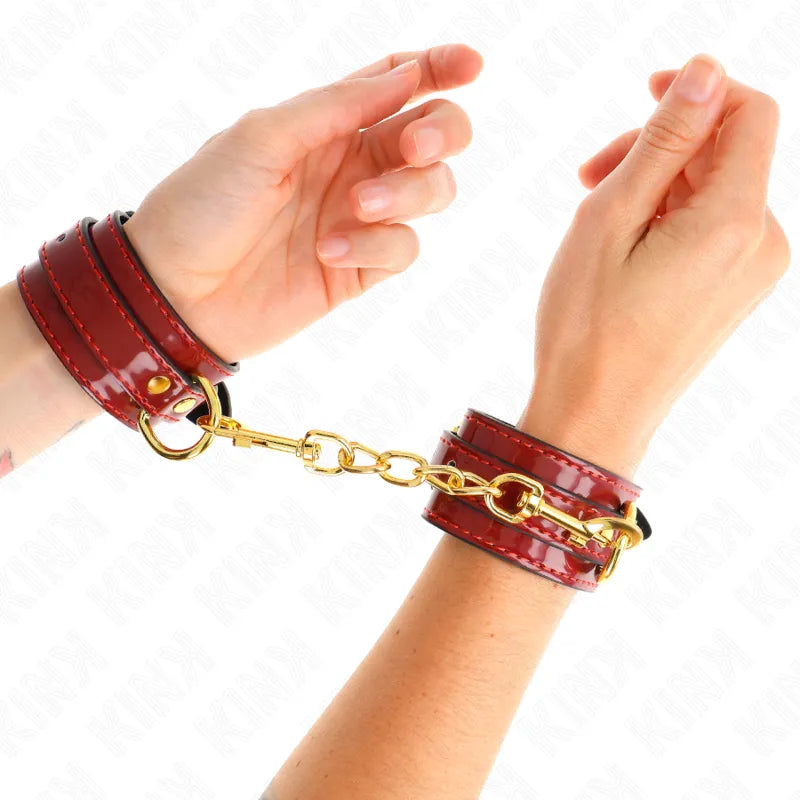 Bracelets BDSM rouges en cuir végétalien, ajustables, avec chaîne dorée, design artisanal, confort et éthique.