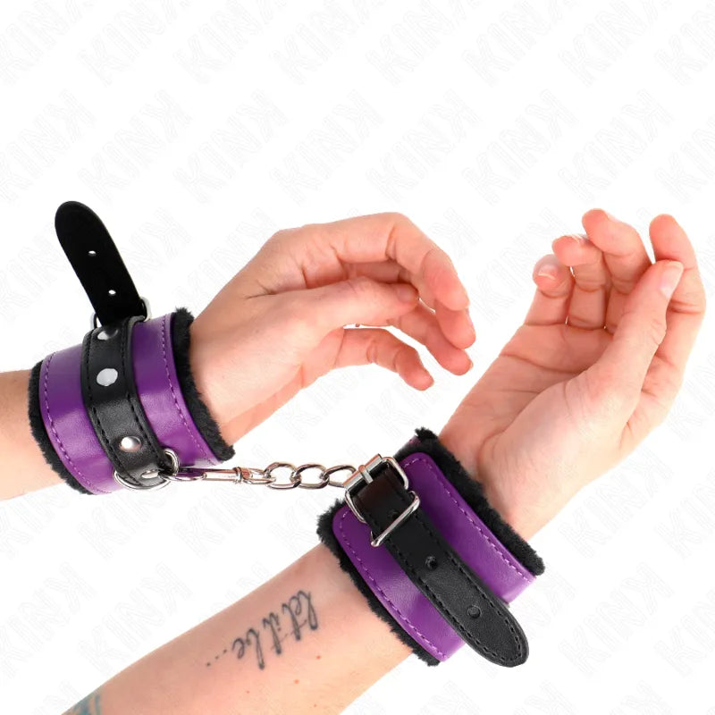 Bracelets BDSM en cuir végétalien violet, rembourrés, avec boucles et anneaux métalliques, design moderne et éthique.