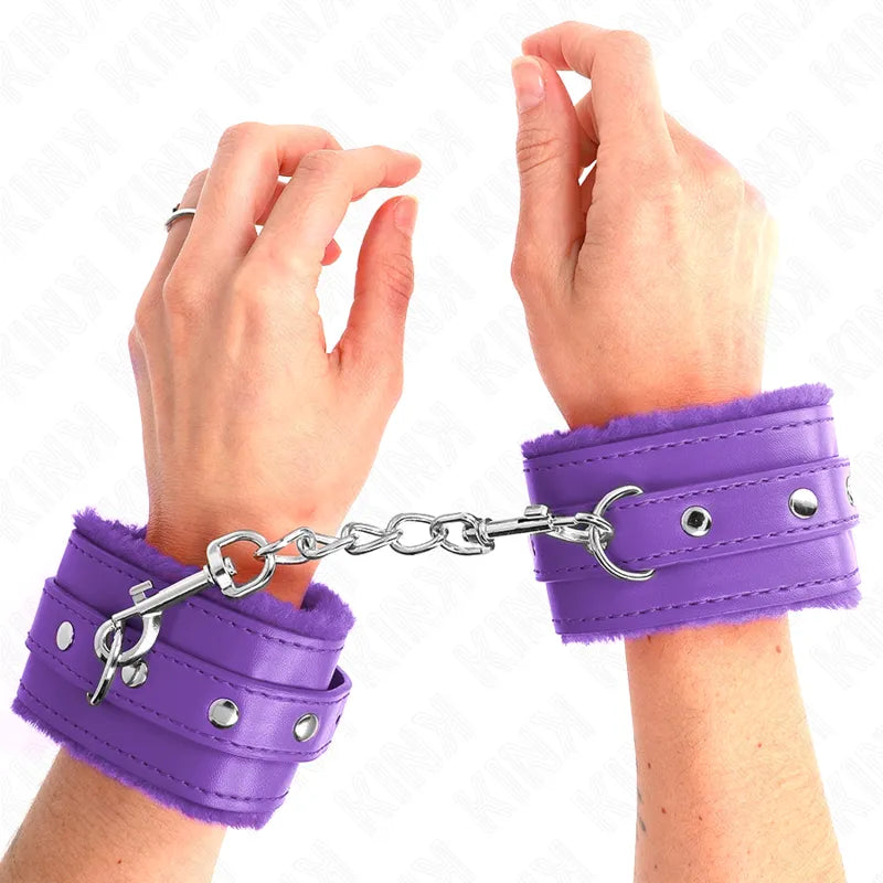 Bracelets BDSM violets en cuir végétalien, confortables, ajustables, avec chaîne métallique, pour explorations sensuelles.
