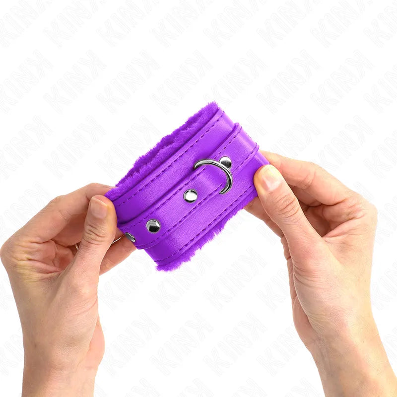 Bracelet BDSM violet en cuir végétalien, élégant et ajustable, avec doublure douce et boucle métallique, pour confort éthi...