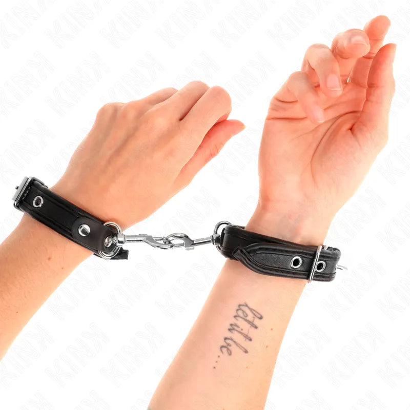 Bracelets BDSM en cuir noir, rembourrés, boucles métalliques robustes, ajustables, portés sur poignets pour confort et séc...