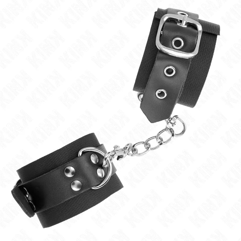 Bracelet BDSM noir en cuir végétalien ajustable, rembourré, avec boucle métallique et chaîne, esthétique et éthique.