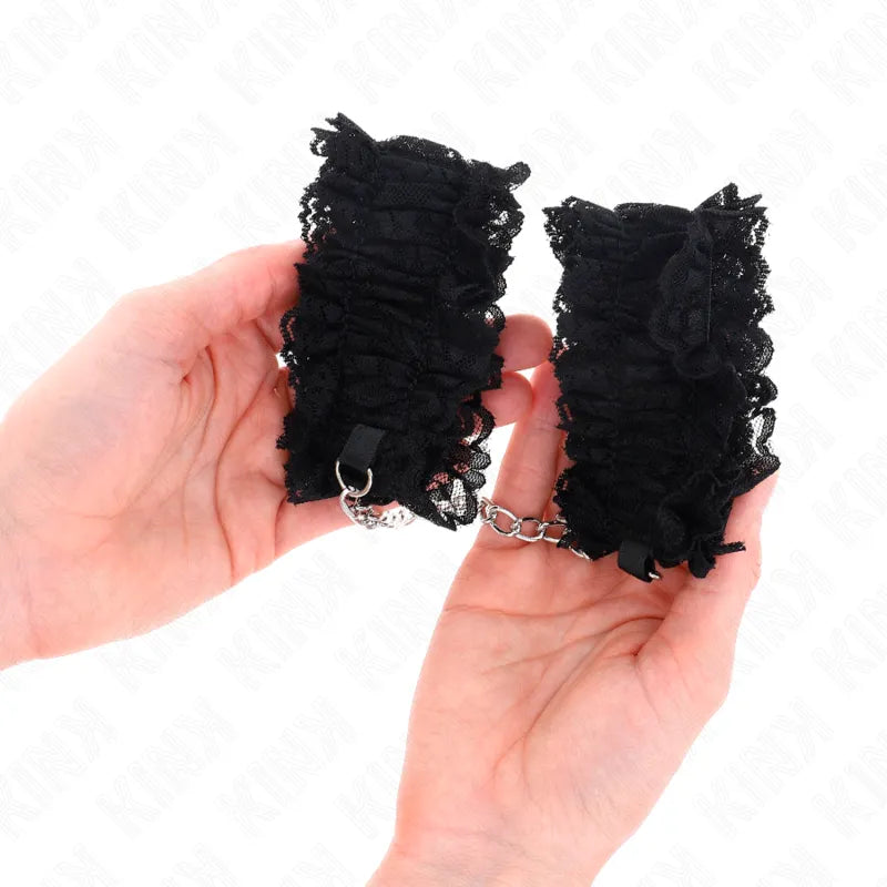 Bracelets BDSM en cuir végétalien noir, rembourrés, ajustables, hypoallergéniques, élégants et durables, tenus en main.