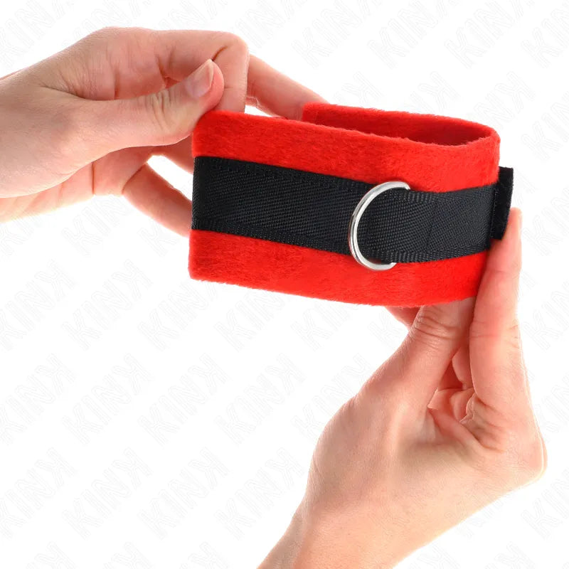 Bracelet BDSM rouge en cuir végétalien, ajustable avec anneau métallique robuste, design élégant et éthique.