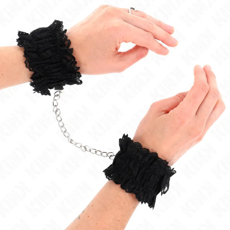 Bracelets BDSM noirs en cuir végétalien, rembourrés et ajustables, avec chaîne métallique, confortables et élégants.
