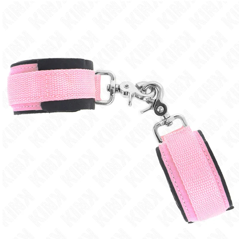 Bracelet BDSM cuir noir robuste, rembourré, boucles métalliques, anneaux résistants, élégant, sécurité et confort.