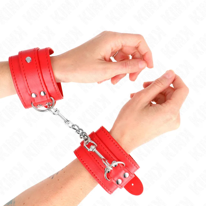 Bracelets BDSM en cuir rouge, rembourrés, boucles métalliques robustes, ajustement sécurisé, design élégant.