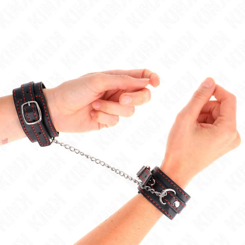 Bracelets BDSM en cuir noir avec coutures rouges, boucles métalliques robustes, chaîne de connexion, design élégant et séc...