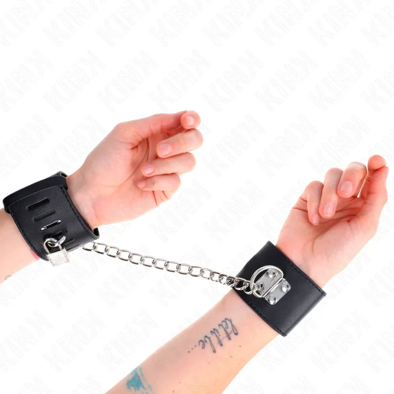 Bracelets BDSM en cuir noir, boucles métalliques robustes, chaîne argentée, design élégant et sécurisé pour jeux adultes.