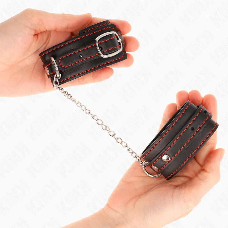 Bracelets BDSM en cuir noir avec coutures rouges, boucles métalliques robustes et chaîne, élégants et confortables.