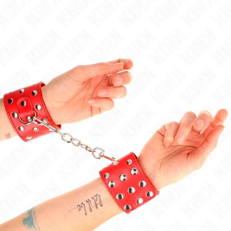 Bracelets BDSM rouges en cuir végétalien, cloutés, avec chaîne métallique, ajustables, élégants et sécurisés.