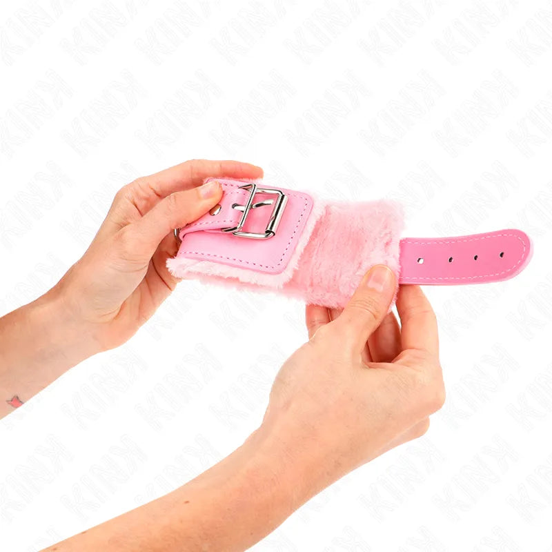 Bracelet BDSM rose en cuir végétalien avec boucle en métal, doublure douce, ajustable pour confort et sécurité optimale.