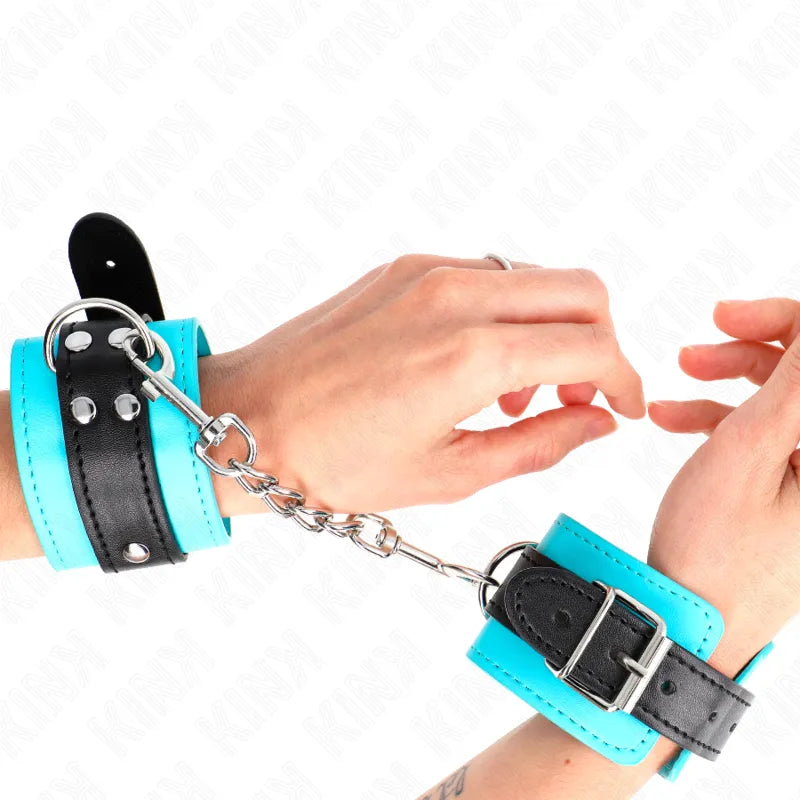 Bracelets BDSM cuir noir et turquoise, rembourrés, boucles métalliques, chaîne, ajustables, confortables, élégants.