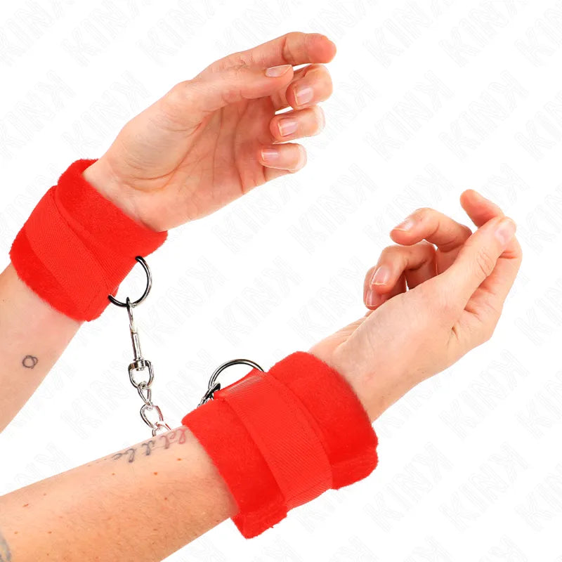 Bracelets BDSM rouges véganes rembourrés avec boucles métalliques et attaches robustes pour confort et sécurité.