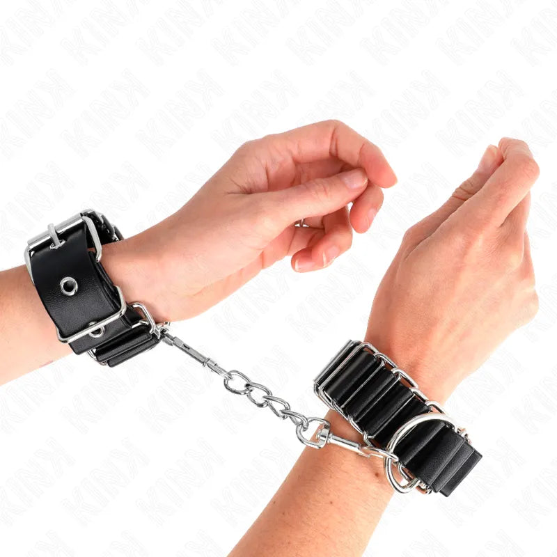 Bracelets BDSM noirs en cuir végétalien, rembourrés, ajustables, avec chaîne métallique, pour confort et élégance.