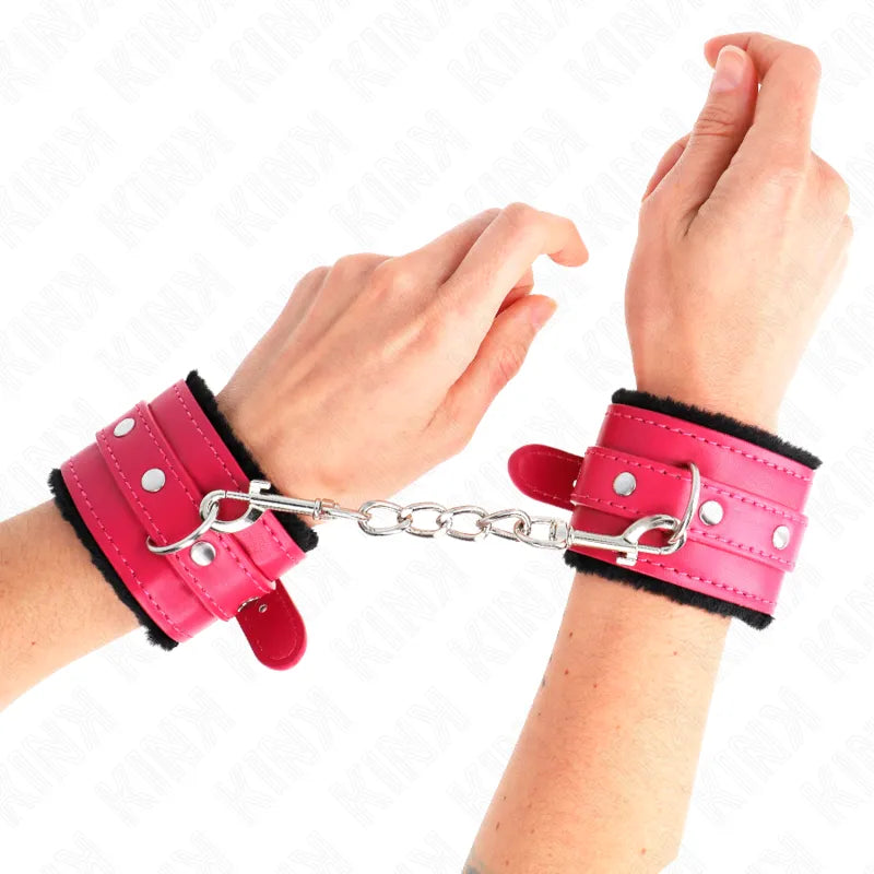 Bracelets BDSM en cuir rouge avec boucles métal et anneaux robustes, rembourrés pour confort et ajustement parfait.