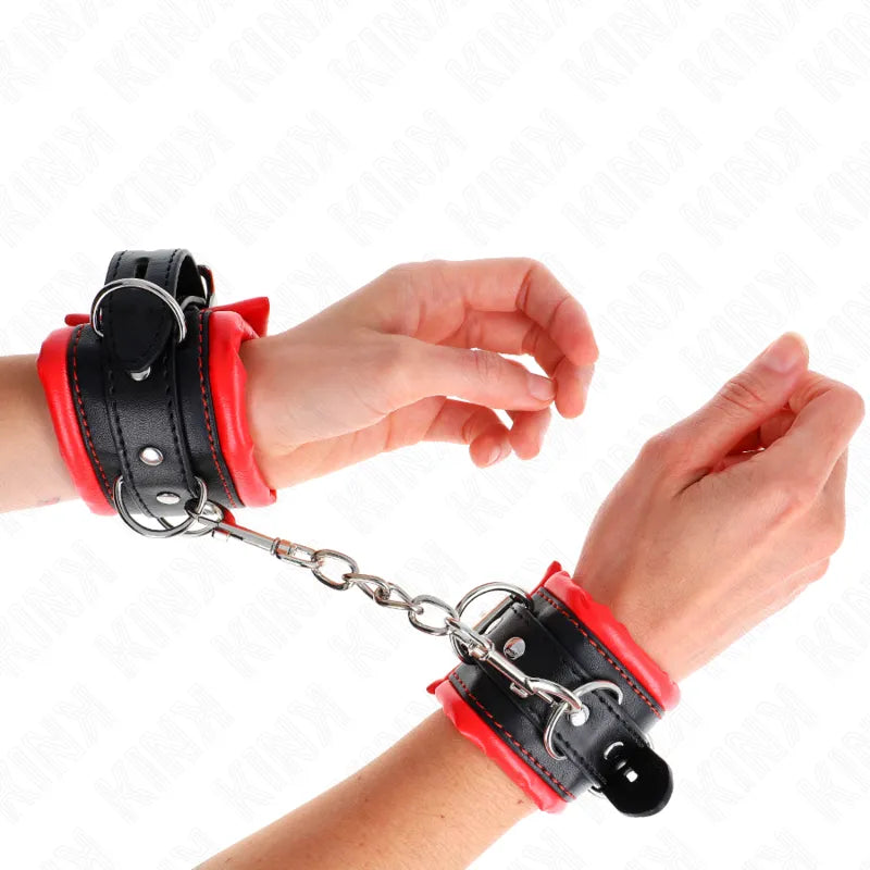 Bracelets BDSM cuir végétalien noir et rouge, rembourrés, ajustables, avec boucles solides et anneaux de fixation.
