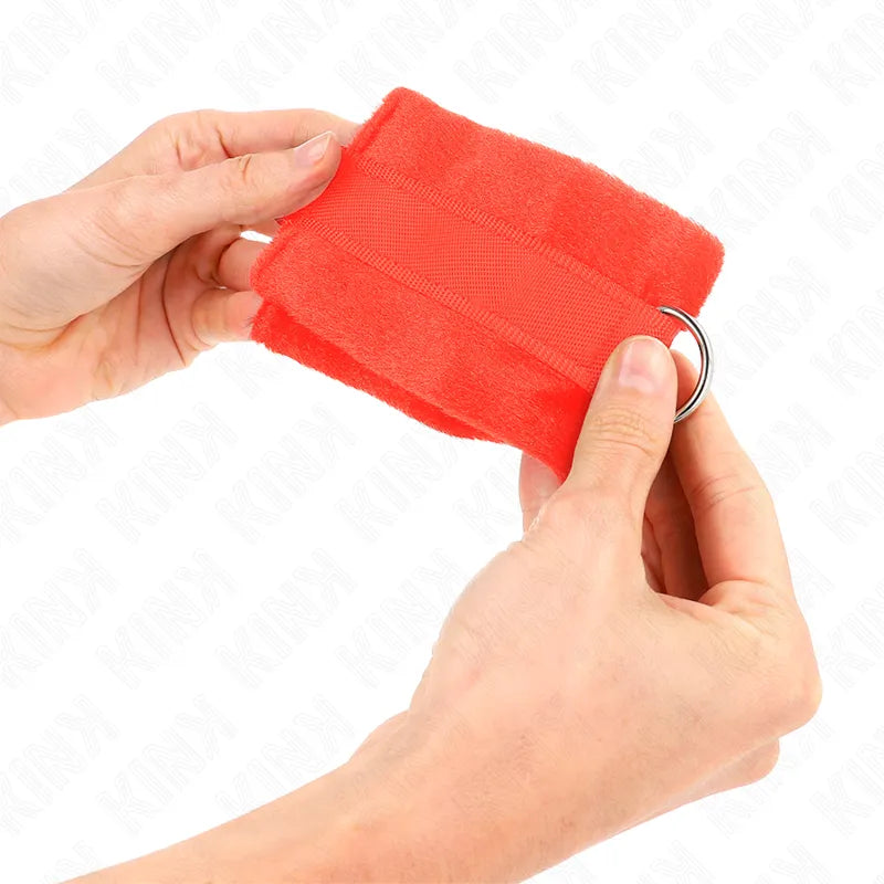 Bracelet BDSM végan rouge, rembourré, ajustable, avec boucle métallique et velcro, pour confort et sécurité.