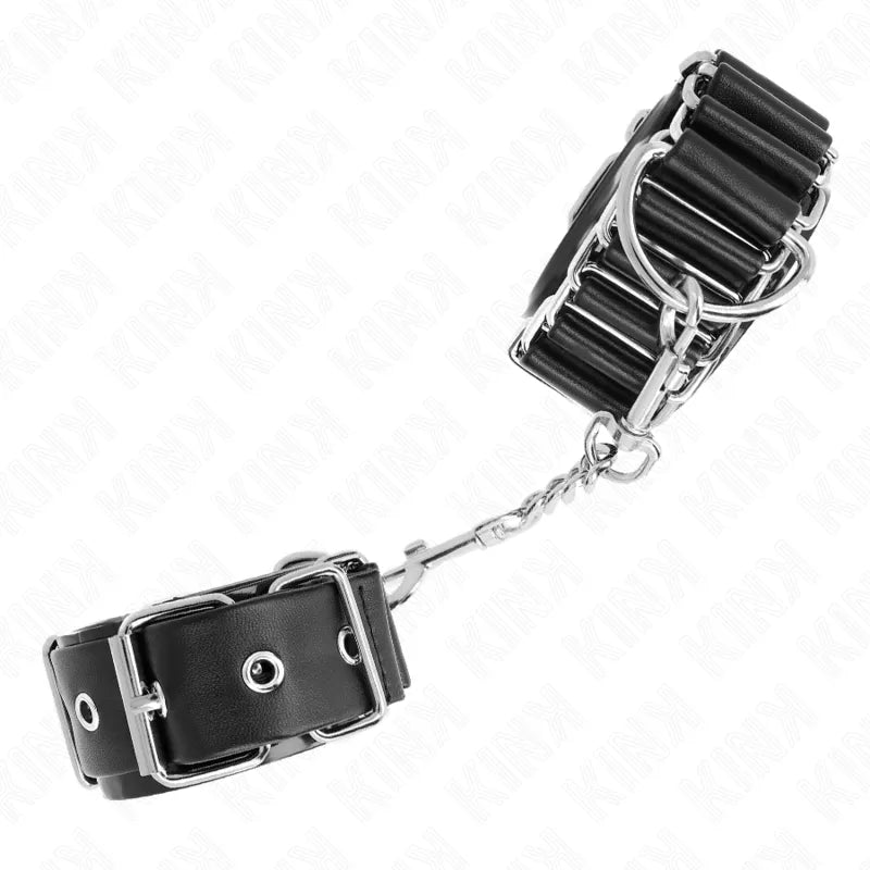 Bracelets BDSM noirs en cuir végétalien, ajustables, rembourrés, avec boucles métalliques robustes et finition élégante.