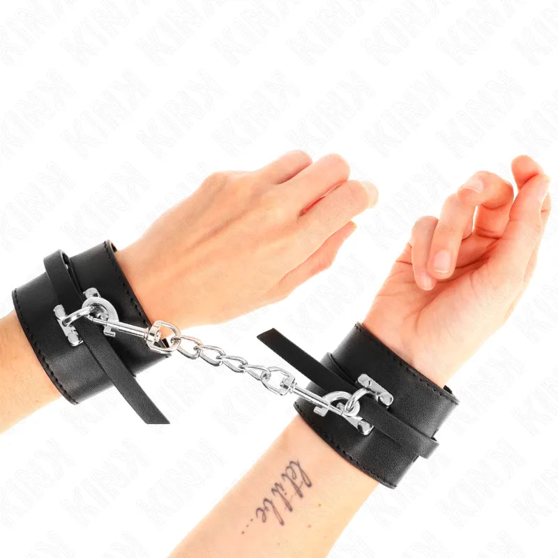 Bracelets BDSM noirs en cuir végétalien, robustes et élégants, avec chaîne métallique, ajustables et éthiques.