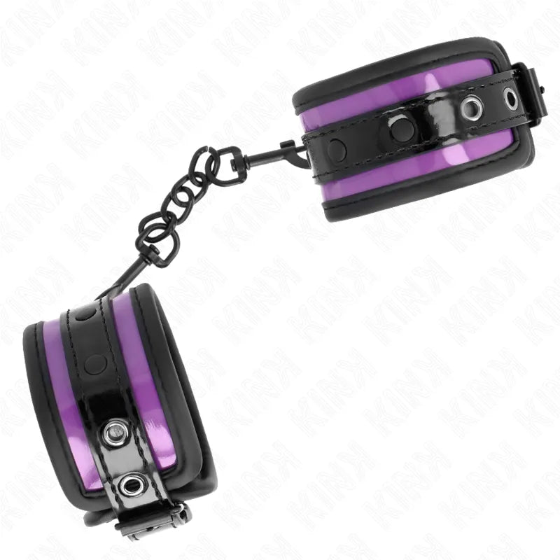 Bracelets BDSM en cuir végétalien violet et noir, ajustables, rembourrés, avec chaîne de connexion, élégants et éthiques.