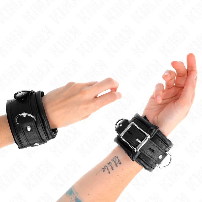 Bracelet BDSM en cuir végétalien noir, robuste et réglable, porté sur un poignet, design élégant et éthique.