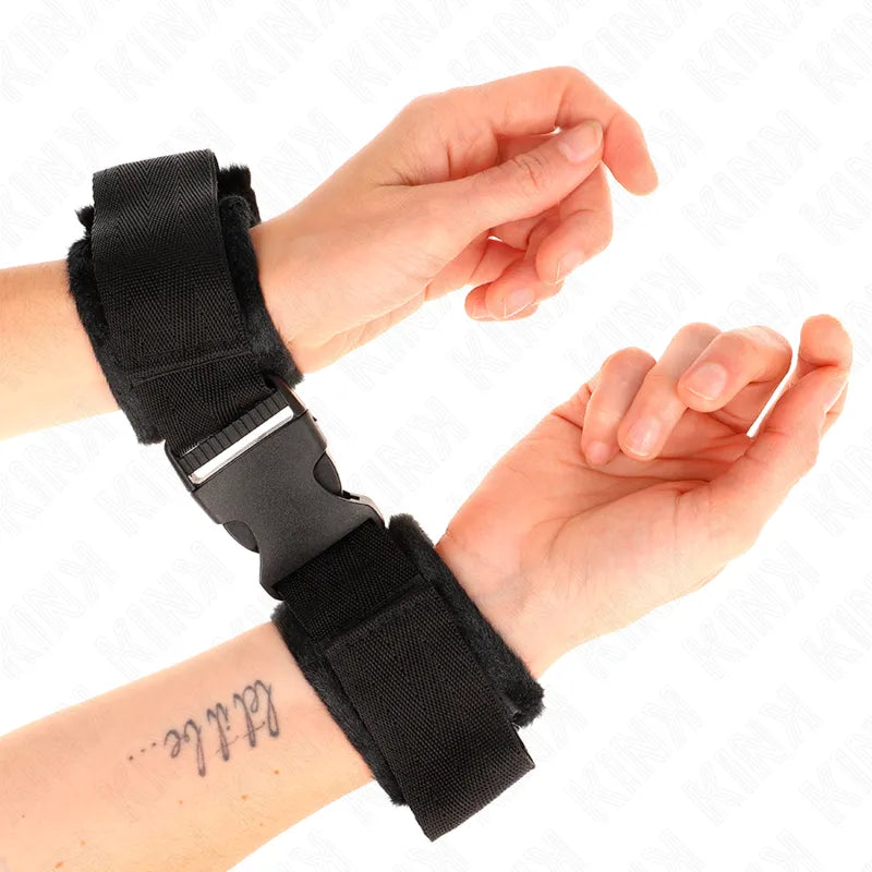 Bracelets BDSM noirs en cuir végétalien, design minimaliste, ajustables, avec anneaux robustes pour confort et sécurité.