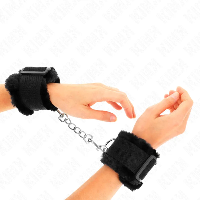 Bracelets BDSM noirs en cuir végétalien, rembourrés, avec fermetures sécurisées et chaîne métallique, confort et élégance.