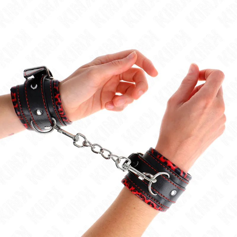 Bracelets BDSM en cuir végétalien noir et rouge, rembourrés, avec chaîne métallique, élégants et ajustables.