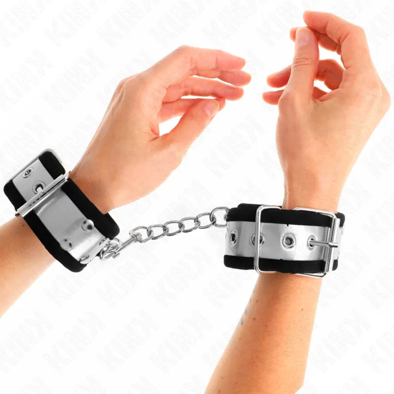 Bracelets BDSM noirs en cuir végétalien avec fermoirs métalliques, chaîne argentée, finition artisanale élégante.