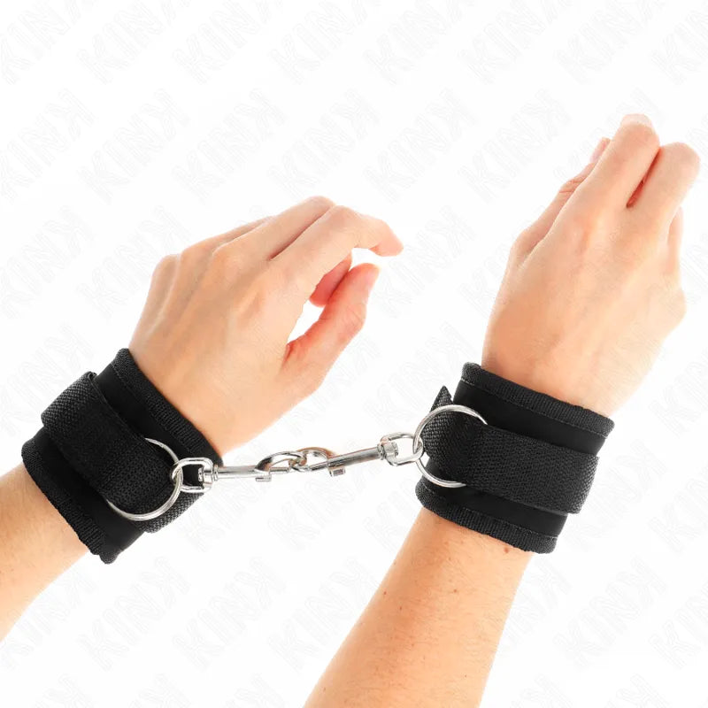 Bracelets BDSM noirs en cuir végétalien avec boucles métalliques, rembourrés et réglables pour confort et éthique.