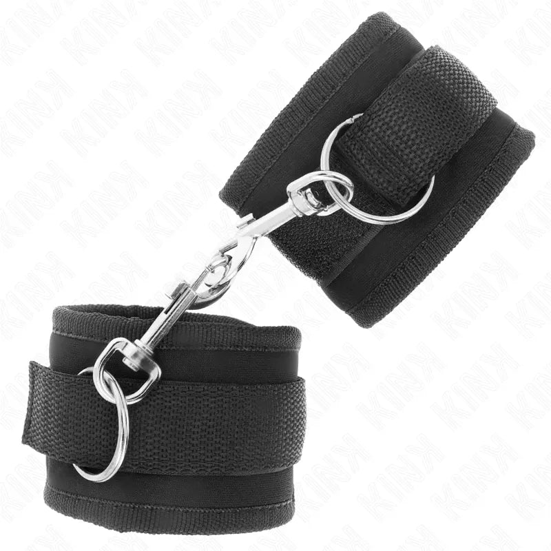 Bracelets BDSM noirs en cuir végétalien, rembourrés, avec boucles métalliques, ajustables, élégants et éthiques.