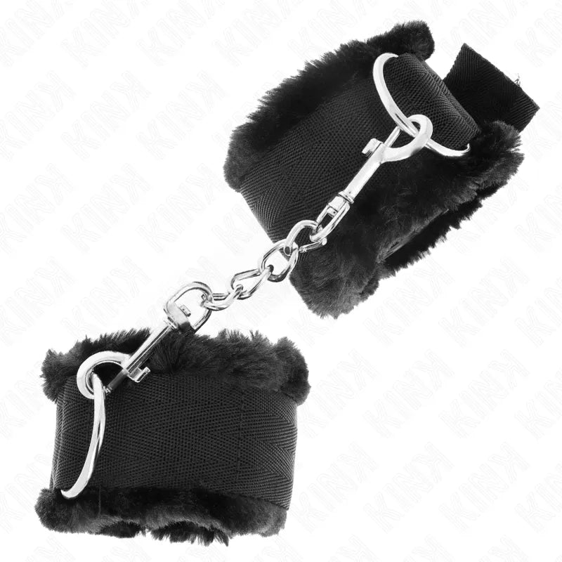 Bracelets BDSM noirs en cuir végétalien rembourrés, chaînes métalliques robustes, fermetures sécurisées, finition élégante.