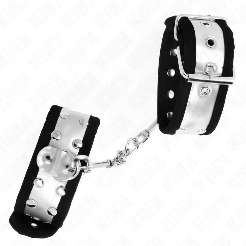 Bracelets BDSM cuir végétalien noir et argent, fermoirs rapides, finition artisanale, confort supérieur, ajustables.