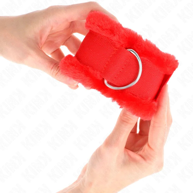 Bracelet BDSM rouge en cuir végétalien avec boucle robuste, rembourrage doux, éthique et durable, pour confort et sécurité.