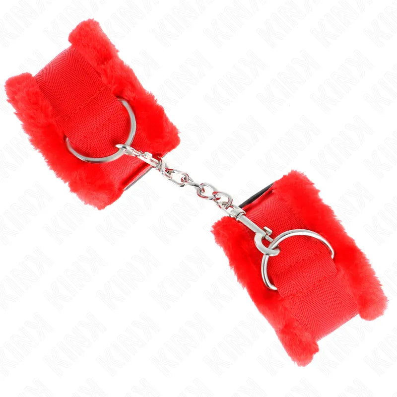 Bracelets BDSM rouges en cuir végétalien avec rembourrage doux, boucles robustes et chaîne métallique, éthique et durable.