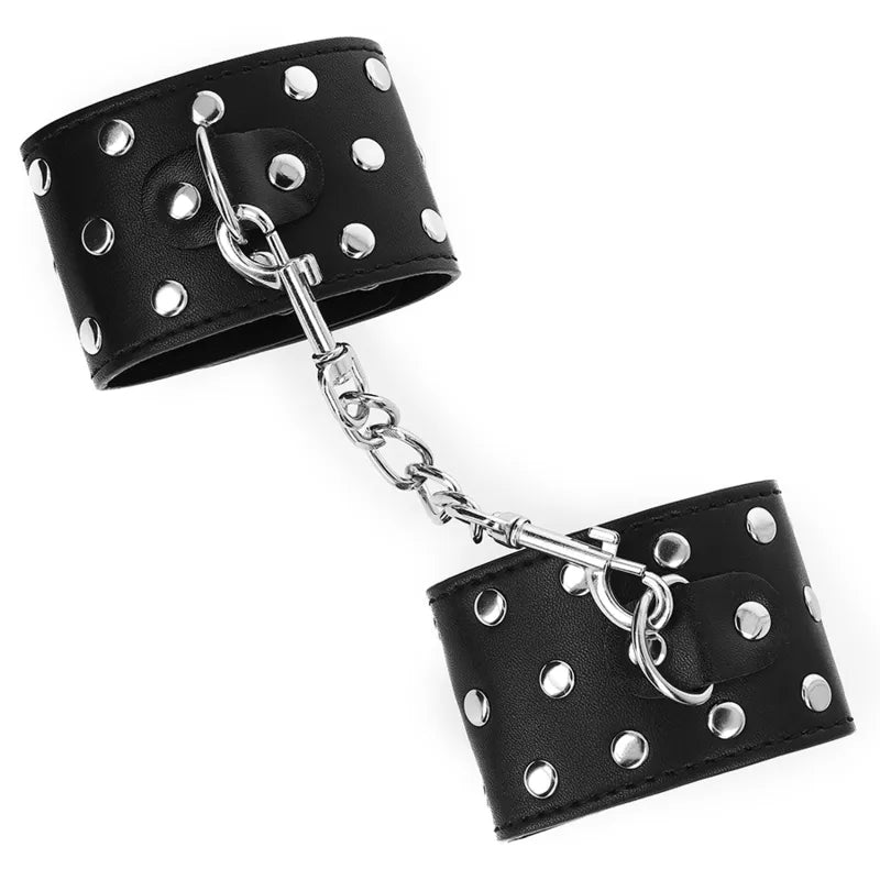 Bracelets BDSM cuir végétalien noir, rivets métalliques, chaîne argentée, ajustables, élégants et éthiques.