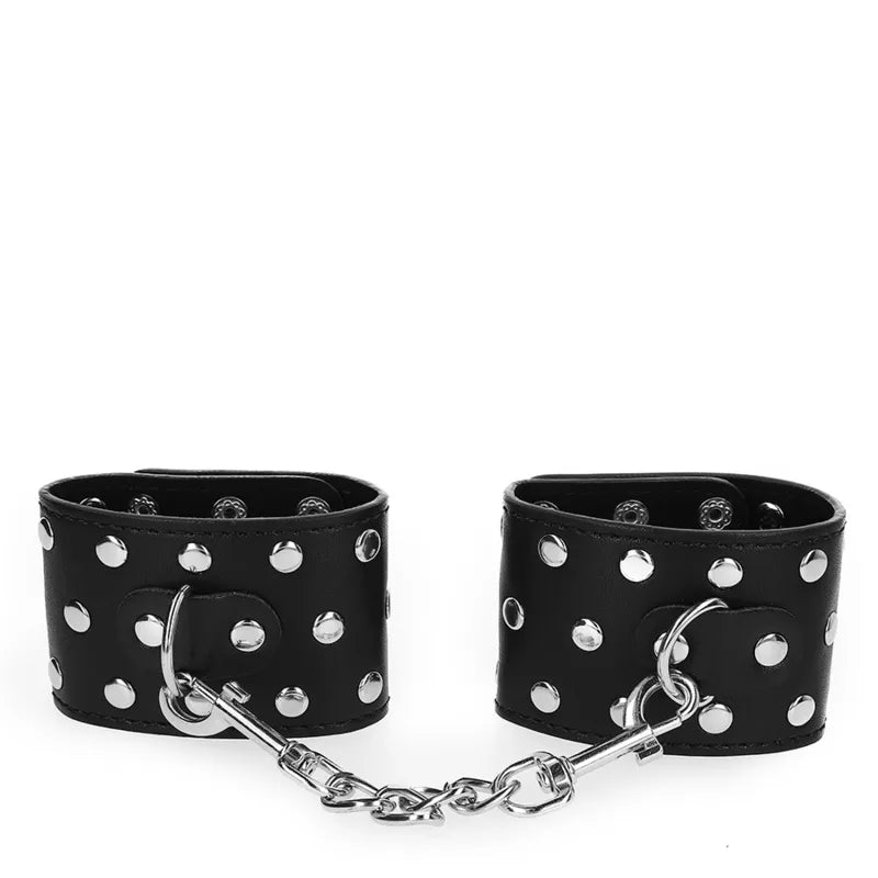 Bracelets BDSM en cuir végétalien noir, cloutés, chaîne métallique, ajustables, élégants, éthiques et sophistiqués.