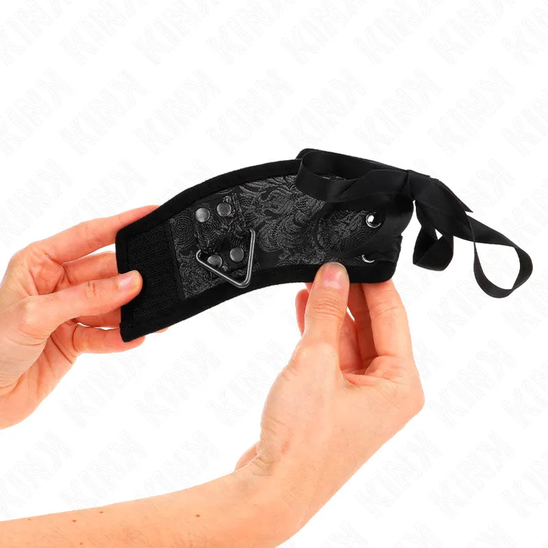 Bracelet BDSM en cuir végétalien noir, ajustable, avec boucles métalliques et rembourrage intérieur pour confort et sécurité.