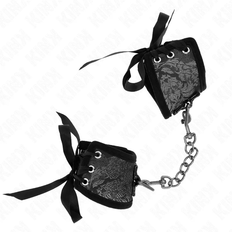 Bracelets BDSM en cuir végétalien noir, ajustables, avec boucles métalliques et rembourrage, style raffiné et éthique.