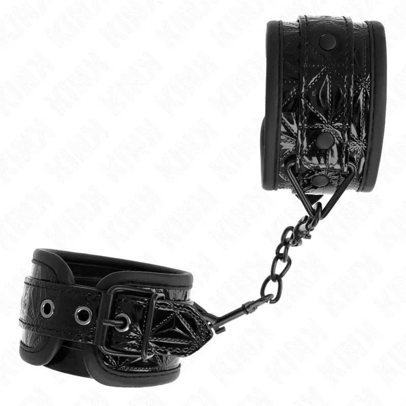 Bracelets BDSM en cuir noir rembourrés avec fermetures réglables et anneaux robustes pour confort et sécurité.