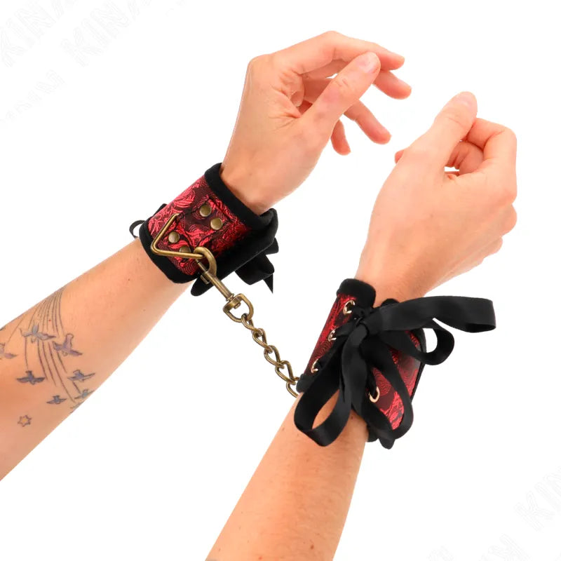 Bracelets BDSM en cuir rouge et noir, boucles robustes, chaîne dorée, design élégant et ergonomique pour confort et sécurité.
