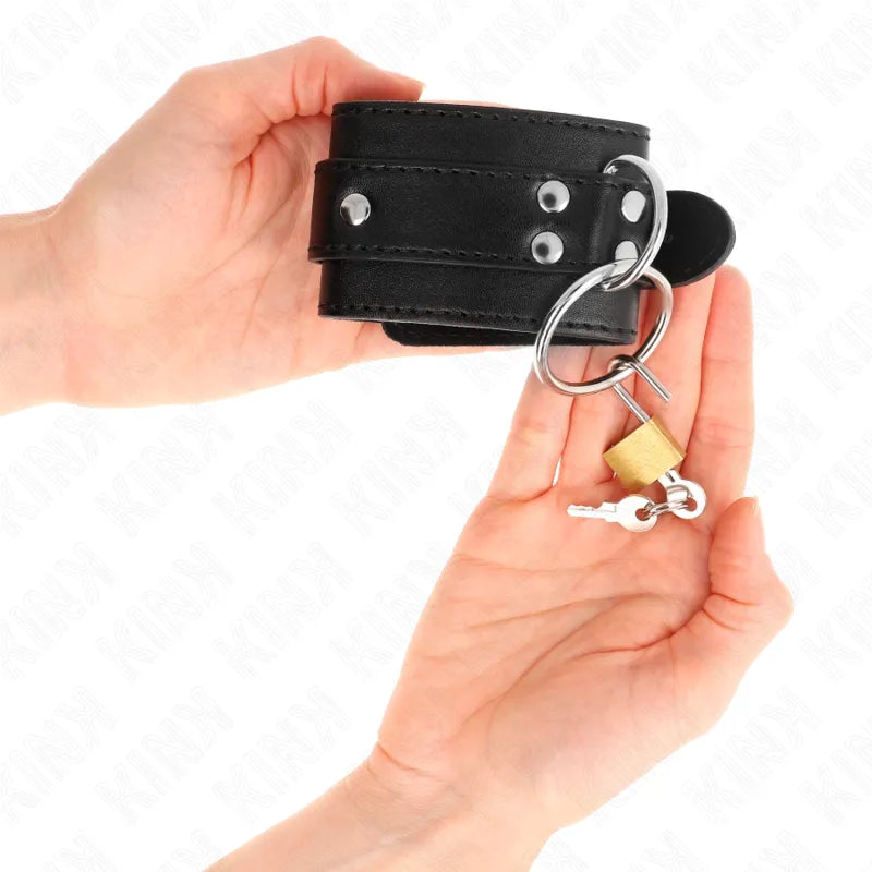 Bracelet BDSM en cuir noir avec fermetures robustes, doublure douce, anneau métallique et cadenas pour sessions intenses.