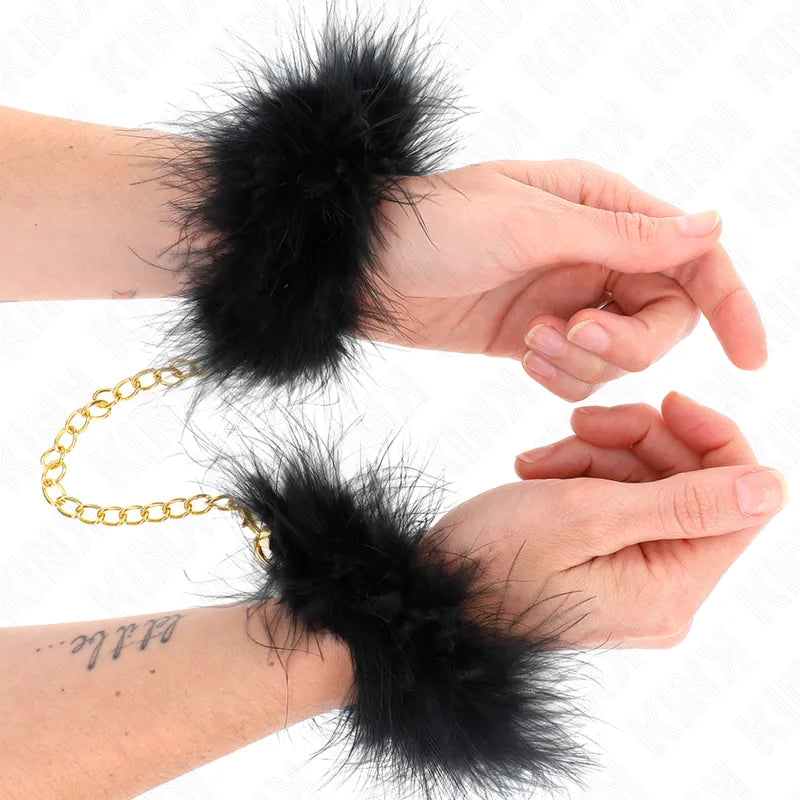 Bracelets BDSM en cuir noir avec boucles métalliques dorées, design élégant et robuste pour confort et durabilité.