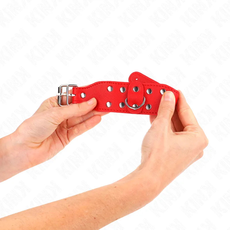 Bracelet BDSM rouge en cuir véritable avec boucles métal, rembourrage moelleux, élégant et ajustable pour confort optimal.