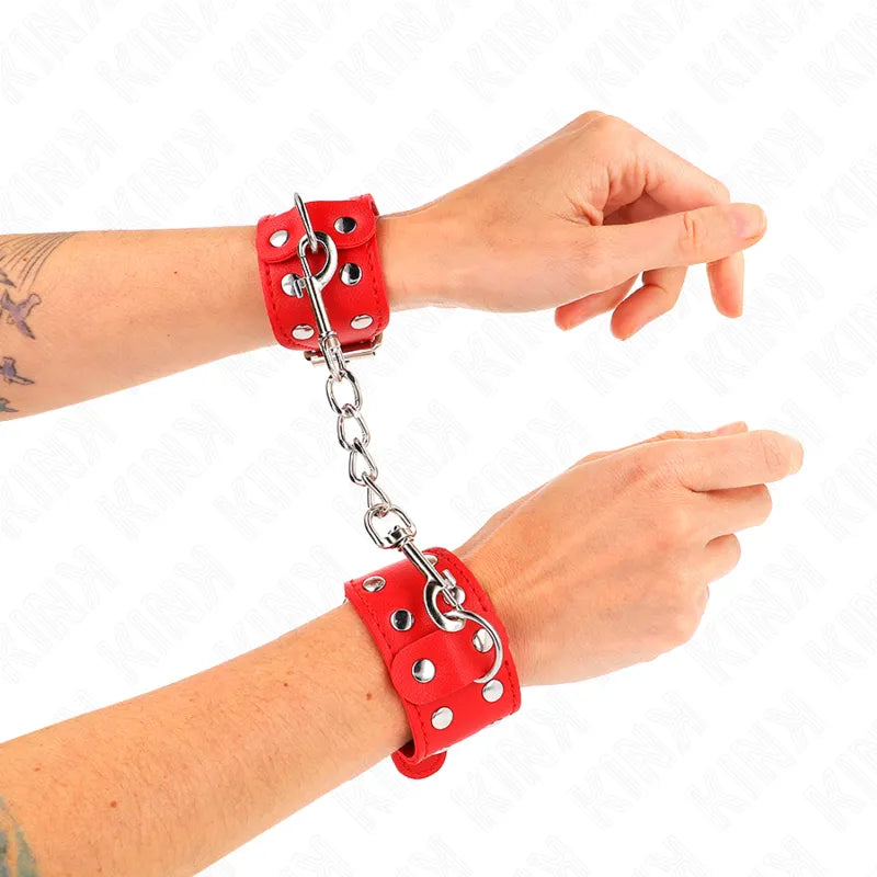 Bracelets BDSM cuir rouge, rembourrés, boucles métal robuste, chaîne, ajustables, élégants, pour expérience luxueuse.