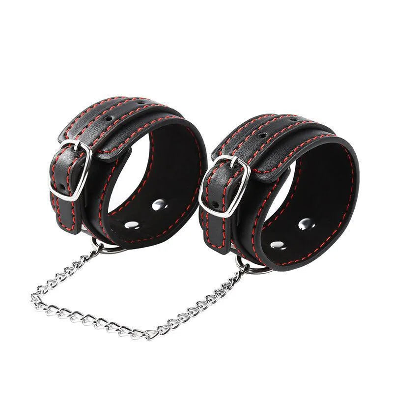 Bracelets BDSM métal noirs réglables avec coutures rouges, chaîne de liaison, élégants et robustes pour sécurité et confort.