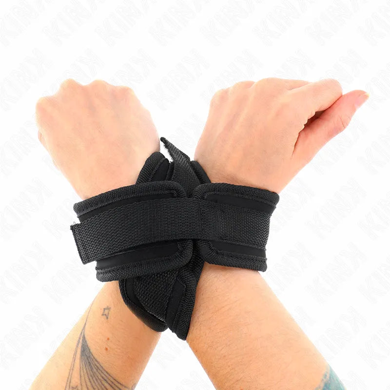 Bracelets poignets BDSM cuir noir ajustables, élégants, boucles métalliques, confortables, durables, sensualité artisanale.